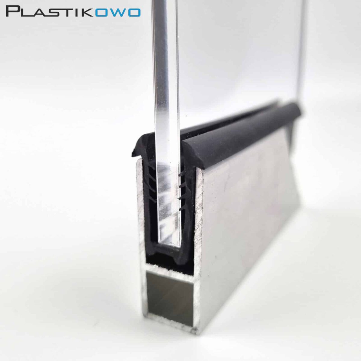 profil aluminiowy balustrady szklanej z uszczelką i płytą poliwęglanu zbliżenie